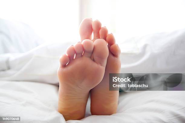 I Piedi - Fotografie stock e altre immagini di Adulto - Adulto, Composizione orizzontale, Donne