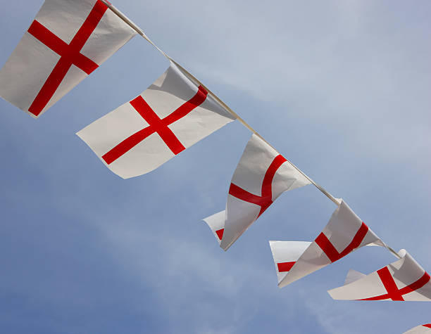 angleterre drapeaux bunting - english flag st george flag flying photos et images de collection