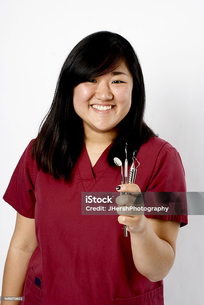Assistente dentista tenendo strumenti - Foto stock royalty-free di Camice da medico