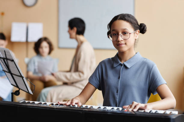 istock Girl learning to play piano in class 1490709025