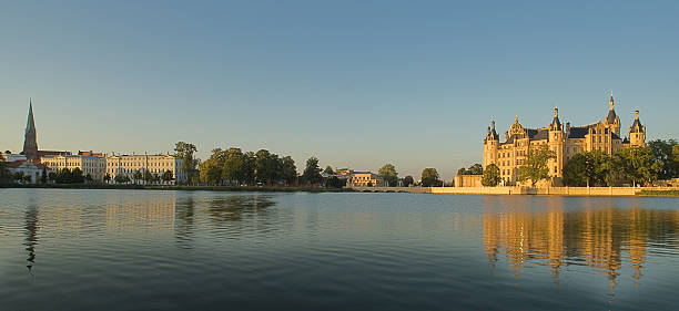 Schwerin Castle and environs reflecting on Lake Schwerin Schwerin Castle at a sunny day schwerin castle stock pictures, royalty-free photos & images