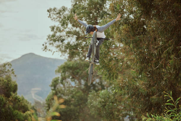 Cycling jump, sports or mountain bike man with air trick for fun, exercise or training for speed travel race. Dirt ramp, bicycle nature flight or extreme athlete with freestyle action ciclismo de salto, deportes o bicicleta de montaña hombre con truco de aire para diversión, ejercicio o entrenamiento para la carrera de viaje de velocidad. rampa de tierra, vuelo en bicicleta por la naturaleza o atleta extremo con acción de estilo libr