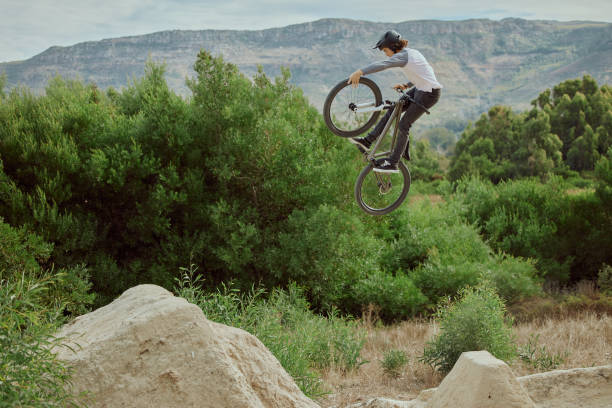 Cycling jump, sports or mountain bike man with air trick for fun, exercise or training for speed travel race. Dirt ramp, bicycle nature flight or extreme athlete with freestyle action ciclismo de salto, deportes o bicicleta de montaña hombre con truco de aire para diversión, ejercicio o entrenamiento para la carrera de viaje de velocidad. rampa de tierra, vuelo en bicicleta por la naturaleza o atleta extremo con acción de estilo libr