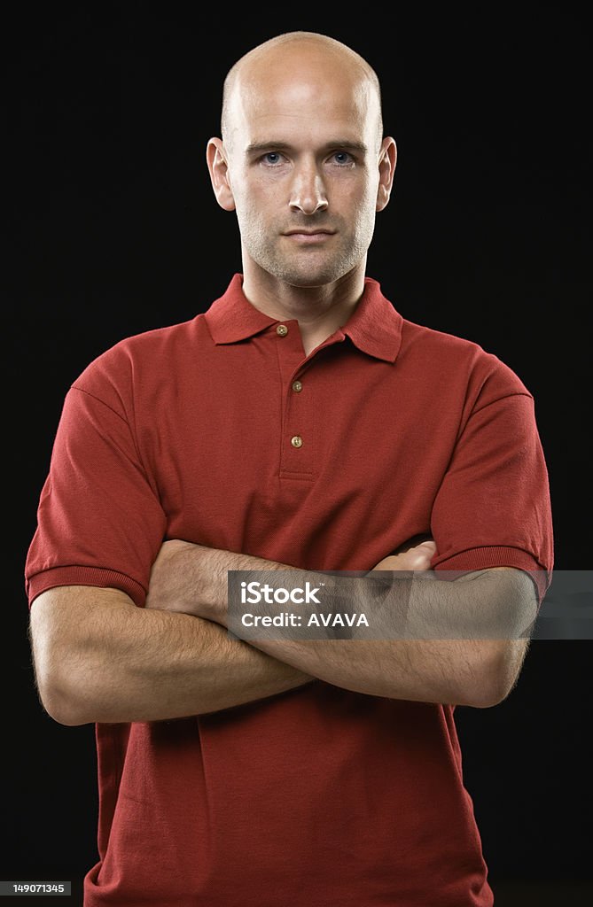 若い男性、赤色シャツ - 髪の毛のない頭のロイヤリティフリーストックフォト