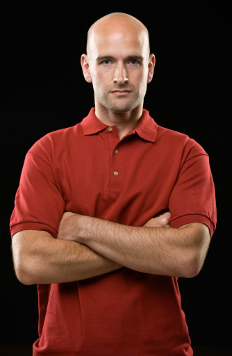 længde lækage baggrund Young Man With Red Shirt Stock Photo - Download Image Now - Men, Completely  Bald, Black Background - iStock