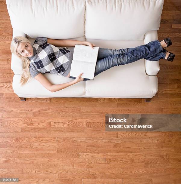 Blickwinkel Von Frau Mit Buch Auf Der Couch Stockfoto und mehr Bilder von Abgeschiedenheit - Abgeschiedenheit, Ansicht aus erhöhter Perspektive, Behaglich