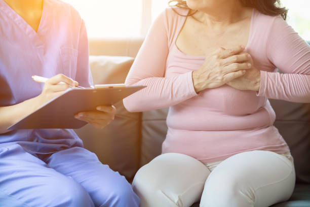 elderly woman checksup with cardiologist for chest pain because she suspects she may have heart disease. See doctor for checkup and advice on treatment. Health checkup concept to prevent heart disease chequeo de una anciana con un cardiólogo por dolor en el pecho porque sospecha que puede tener una enfermedad cardíaca. consulte al médico para chequeos y consejos sobre el tratamiento. concepto de chequeo de salud para prevenir enfermedades del corazó