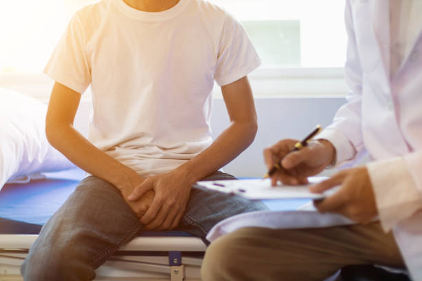 le médecin a une consultation pour discuter du cancer de la prostate et du cancer vénérien détecté chez un jeune homme. les médecins actuels fournissent des conseils et des conseils sur la détection du cancer de la prostate et son traitement appropr - venereal photos et images de collection