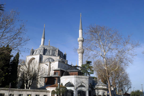 istock Yeni Valide Mosque in Uskudar, Istanbul 1490716965