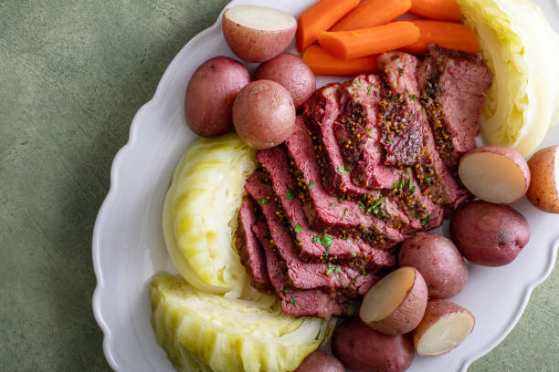 manzo in scatola con cavolo e patate su un piatto da portata - dinner corned beef irish culture st patricks day foto e immagini stock