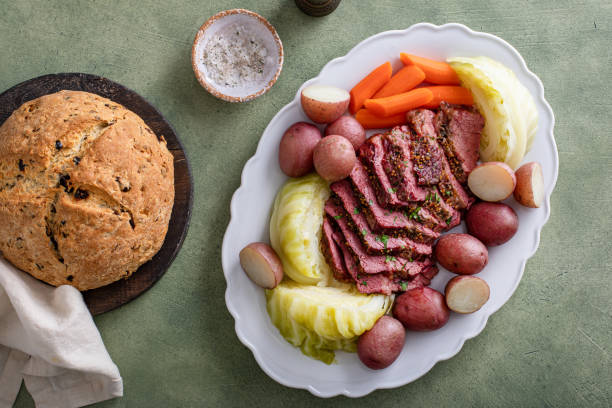 manzo in scatola con cavolo e patate su un piatto da portata - dinner corned beef irish culture st patricks day foto e immagini stock