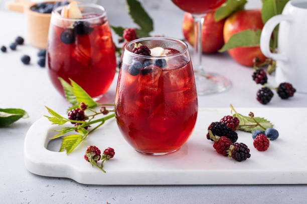 beeren- und apfel-sangria, erfrischendes sommergetränk - berry vine stock-fotos und bilder