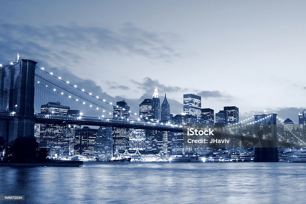 Ponte di Brooklyn e Manhattan skyline notturna - Foto stock royalty-free di Ambientazione esterna