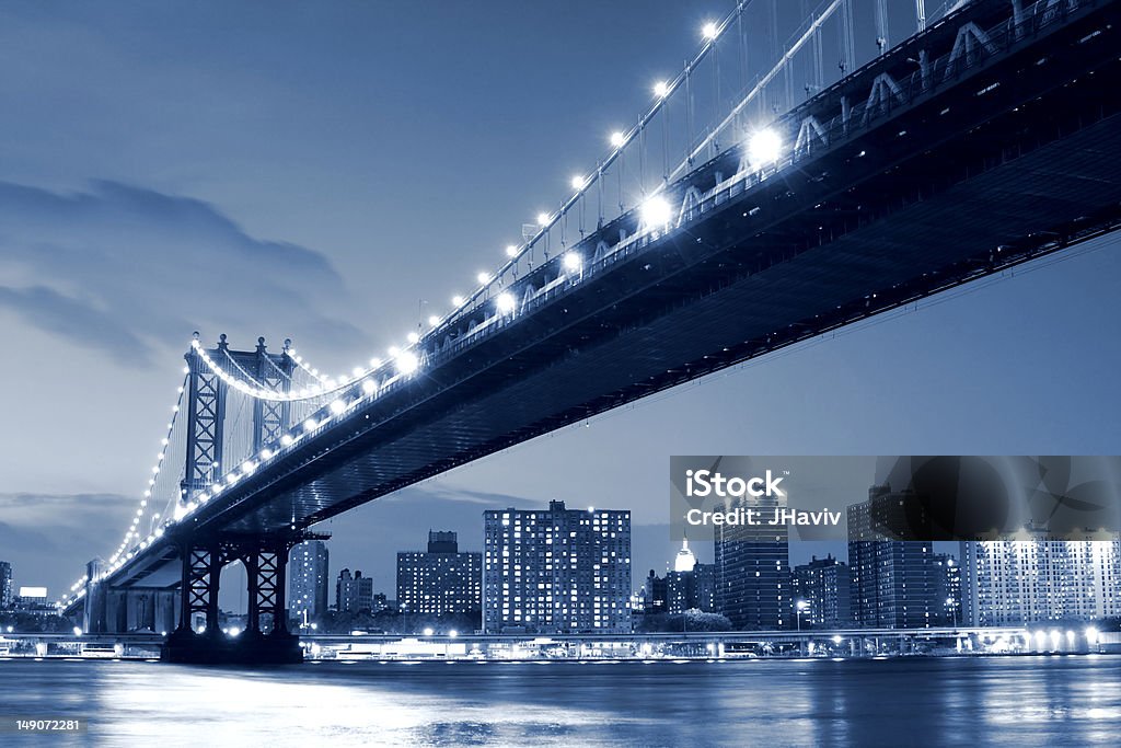 Horizonte de puente y Manhattan por la noche - Foto de stock de Aire libre libre de derechos