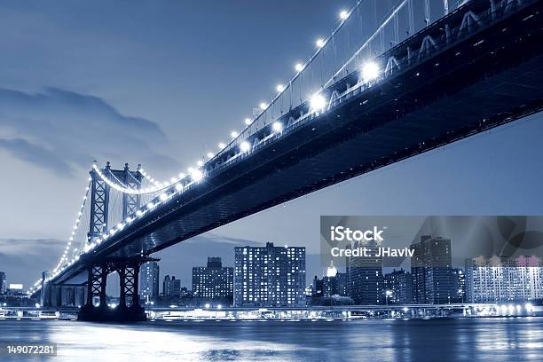Horizonte De Puente Y Manhattan Por La Noche Foto de stock y más banco de imágenes de Aire libre - Aire libre, Arquitectura, Arquitectura exterior