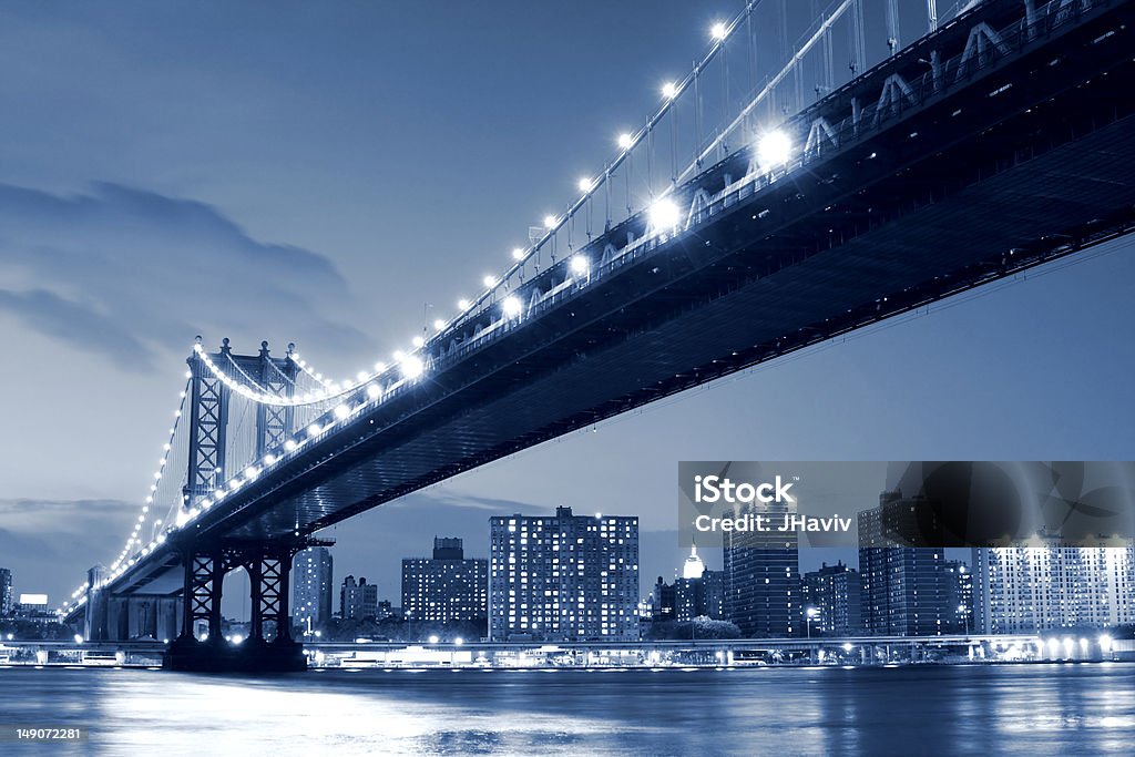 マンハッタン橋の夜の街並み - つり橋のロイヤリティフリーストックフォト