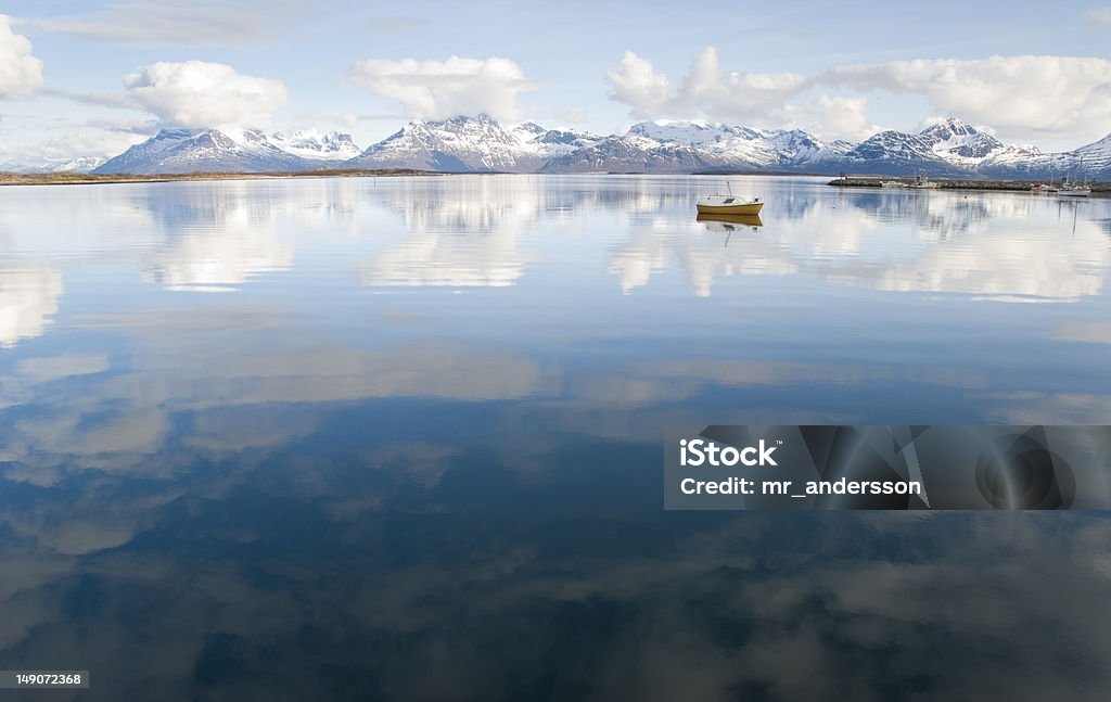 Błękitne niebo odbicia w wodzie nadal fjord - Zbiór zdjęć royalty-free (Bez ludzi)