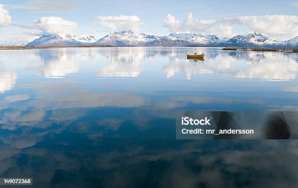 Błękitne Niebo Odbicia W Wodzie Nadal Fjord - zdjęcia stockowe i więcej obrazów Bez ludzi - Bez ludzi, Biały, Chmura