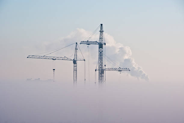 grous nas nuvens - crane tower crane construction silhouette - fotografias e filmes do acervo