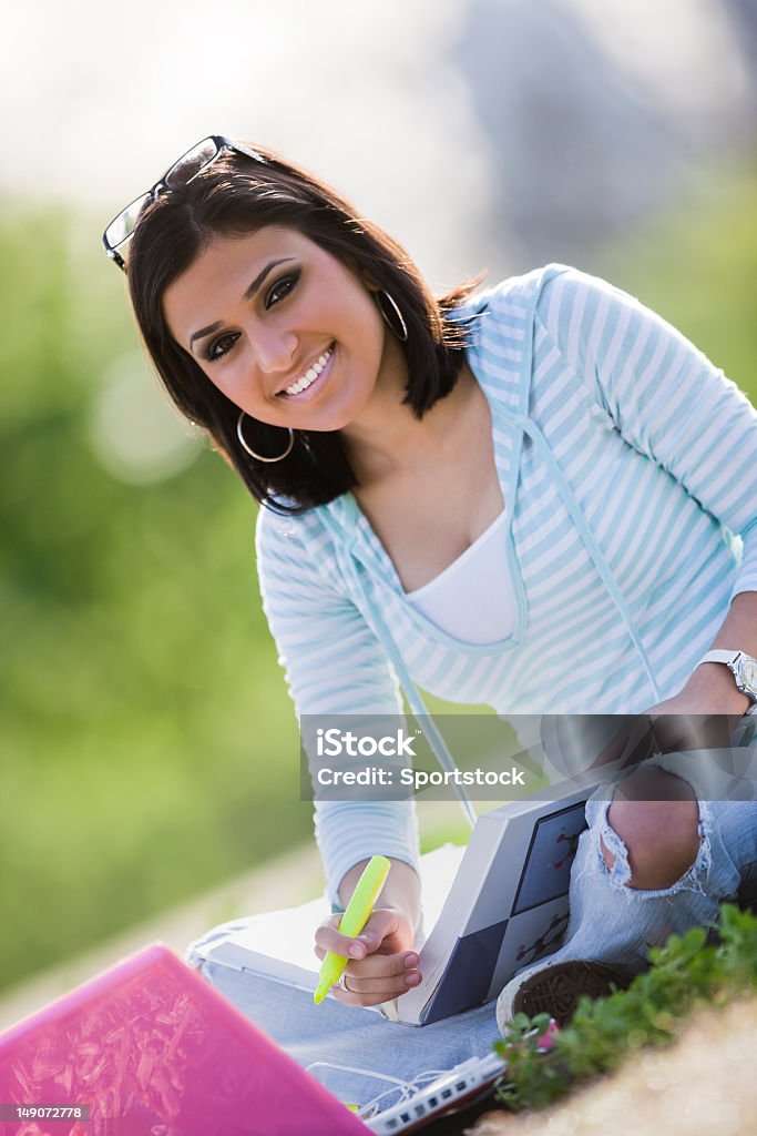 Estudiante universitario estudiando al aire libre - Foto de stock de 20 a 29 años libre de derechos