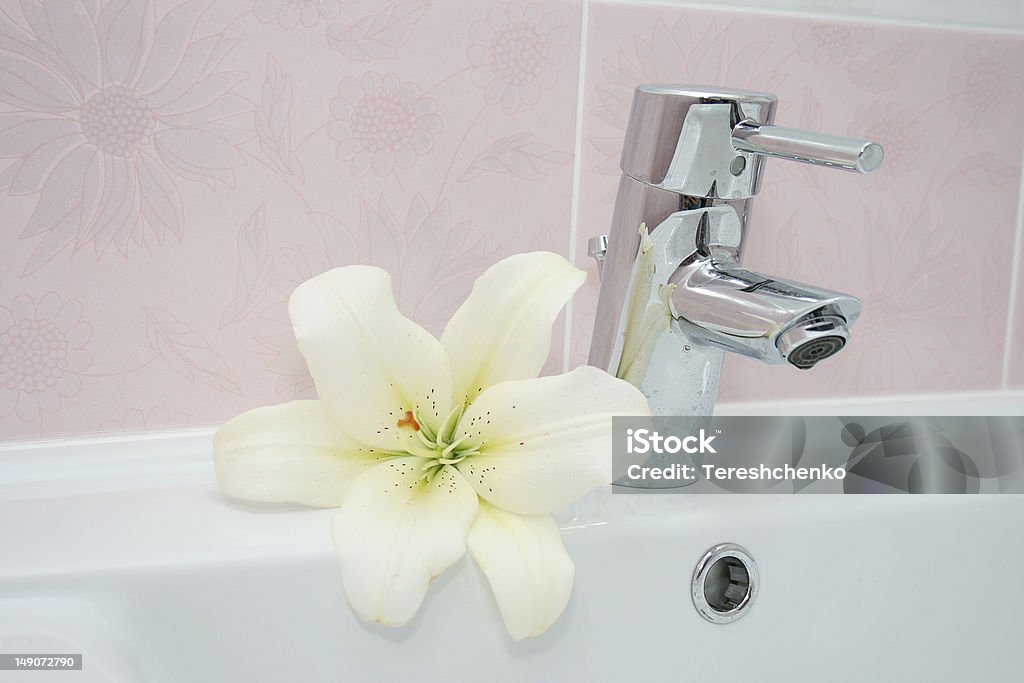 Waschbecken im Badezimmer - Lizenzfrei Ausrüstung und Geräte Stock-Foto