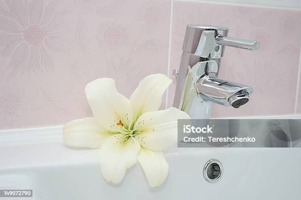 Waschbecken Im Badezimmer Stockfoto und mehr Bilder von Ausrüstung und Geräte - Ausrüstung und Geräte, Blau, Chrom