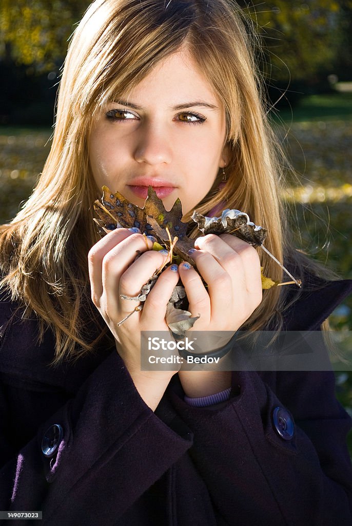 Mujer joven en el parque - Foto de stock de Adulto libre de derechos