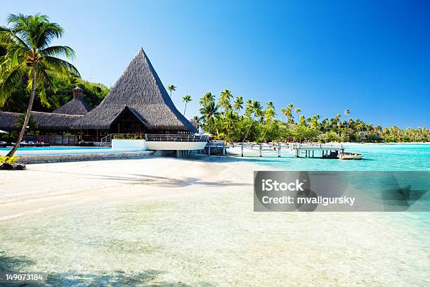 Embarcadero Y Barco En Playa Tropical Con Agua Increíble Foto de stock y más banco de imágenes de Agua