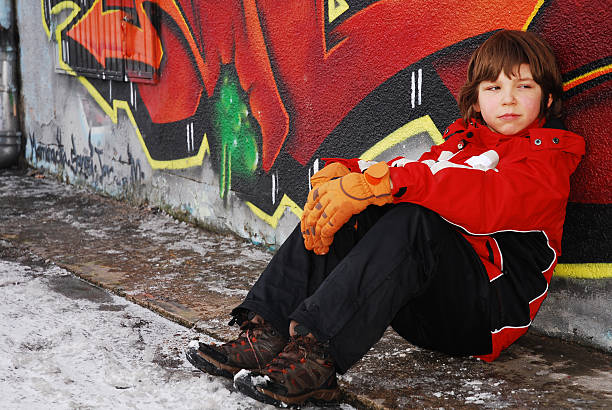 adolescent triste garçon contre un mur de graffiti - adolescene photos et images de collection