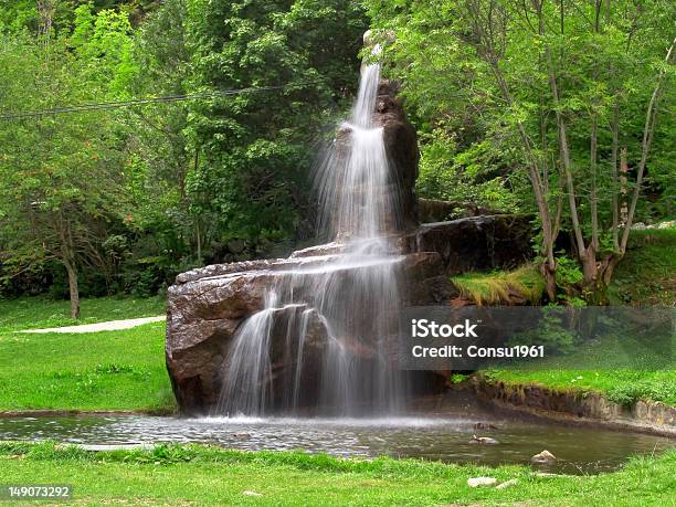 Fuente Foto de stock y más banco de imágenes de Estanque - Estanque, Paisaje ondulado, Agua descendente