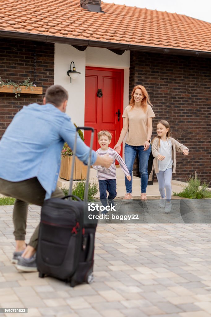El Padre Llegó A Casa Del Viaje Y El Hijo La Hija Y La Esposa Corrieron