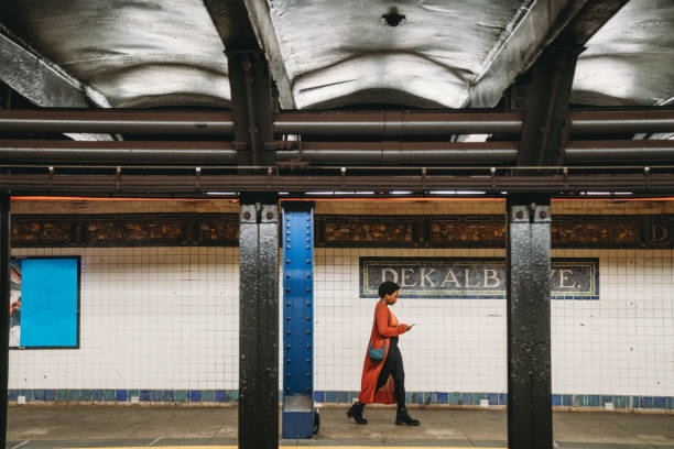 une femme marche dans la station dekalb ave à brooklyn - subway station subway train new york city people photos et images de collection