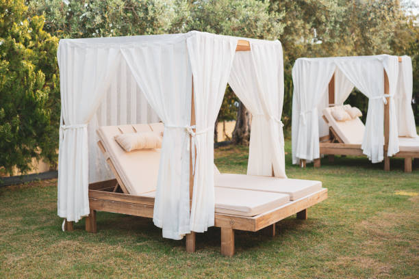 木製ベッド - 芝生の上のプールの近くの椅子