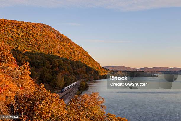 秋の夕日ニューヨークの通勤電車 - ハドソン渓谷のストックフォトや画像を多数ご用意 - ハドソン渓谷, 秋, 列車