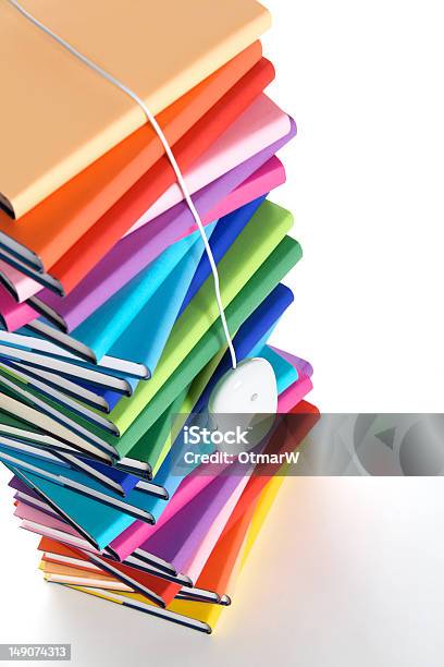 Мыши Подвешивания Сверху Multicolored Книга Стека — стоковые фотографии и другие картинки Книга - Книга, Компьютерная мышь, Без людей