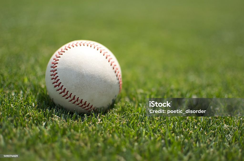 Baseball in erba - Foto stock royalty-free di Baseball