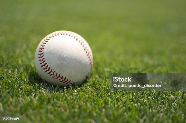 Baseball In Erba - Fotografie stock e altre immagini di Baseball - Baseball, Palla da baseball, Allenamento estivo di baseball