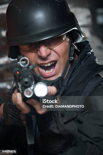 Congelar - Fotografias de stock e mais imagens de Adulto - Adulto, Arma de Fogo, Armamento