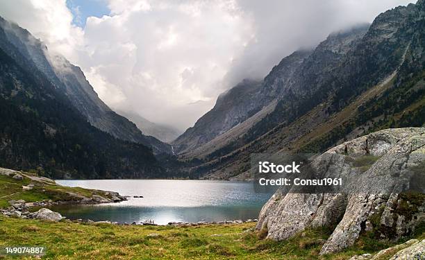 Lago De Gaube Foto de stock y más banco de imágenes de Francia - Francia, Montaña, Piedra - Roca