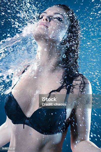 Foto de Fluxo De Água De Mulher Rosto e mais fotos de stock de 20 Anos - 20 Anos, Adulto, Azul