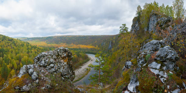 colori autunnali brillanti, una splendida vista da un'alta scogliera alla valle del fiume. passeggiate all'aperto nel parco nazionale. - yellow landscapes nature park foto e immagini stock