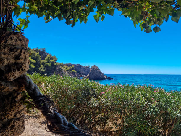 обрамленный пейзаж кала-дель-каньуэло-ин-маро - andalusia malaga nerja beach стоковые фото и изображения