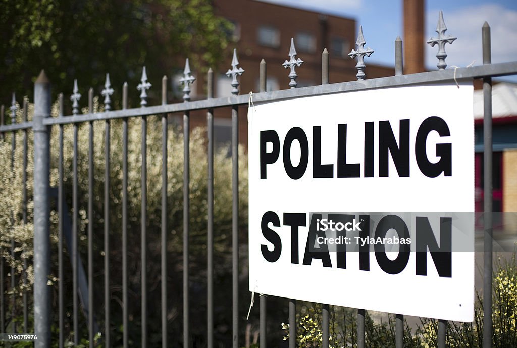 Indicaciones para llegar a la estación de los comicios Reino Unido - Foto de stock de Elecciones libre de derechos