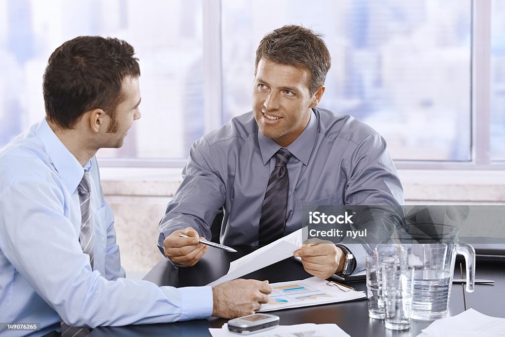 Geschäftsleute diskutieren Bericht - Lizenzfrei Büro Stock-Foto