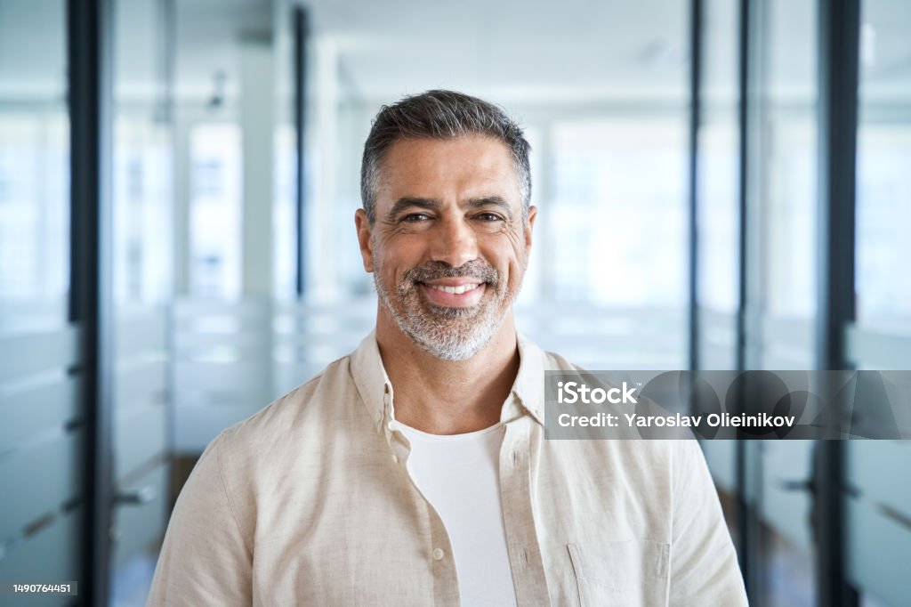 Портрет уверенного в себе красивого зрелого бизнесмена средних лет в офисе - Стоковые фото Портрет роялти-фри Портрет уверенного в себе красивого зрелого бизнесмена средних лет в офисе - Стоковые фото Портрет роялти-фри