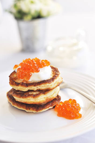 pancake con crema agria y caviar rojo - blini fotografías e imágenes de stock