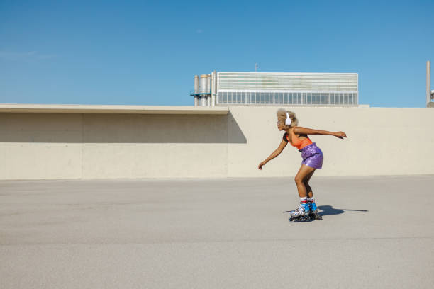 도시 지역에서 롤러블레이드를 타는 아프리카계 미국인 젊은 여성 - 인라인 스케이트 뉴스 사진 이미지