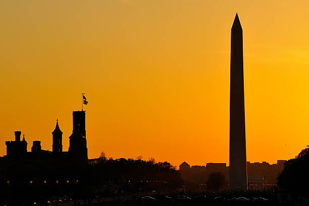 monumento a washington e il castello smithsonian al tramonto - smithsonian institution foto e immagini stock