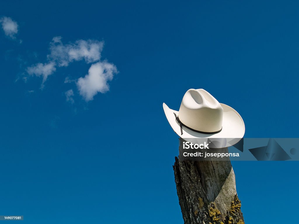 Chapeau de cow-boy dans le ciel - Photo de Chapeau de cow-boy libre de droits