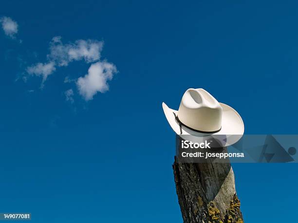 Photo libre de droit de Chapeau De Cowboy Dans Le Ciel banque d'images et plus d'images libres de droit de Chapeau de cow-boy - Chapeau de cow-boy, Bleu, Blanc